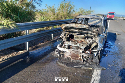 Imatge del vehicle calcinat al voral de l'A-7.