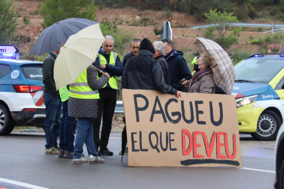 Veïns de Lilla manifestant-se a les rotondes d'accès a l'A-27 a Montblanc.