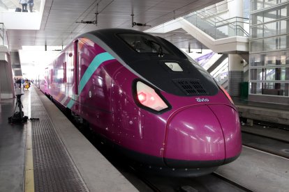 Un tren Avlo del model S106, els trens d'alta velocitat low cost de Renfe, a l'estació de Madrid