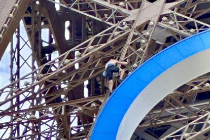 Imagen del hombre escalando la Torre Eiffel