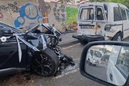 Un vehicle amb el morro destrossat.