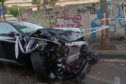 Part frontal d'un vehicle destrossada.