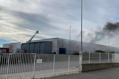 L'exterior de l'empresa AFEPASA durant l'incendi