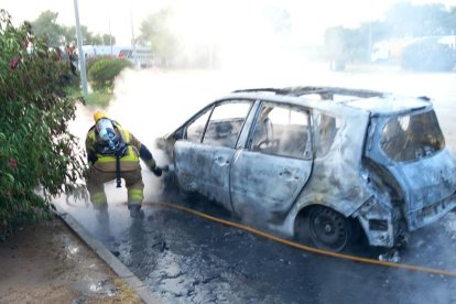 Imatge del vehicle calcinat.