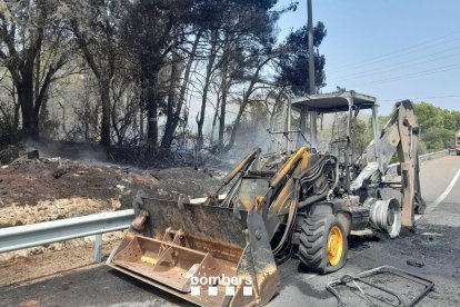 Imatge de la retroexcavadora incendiada.