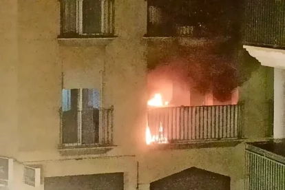 Imatge de l'incendi d'un pis del carrer Marinada de Roda.