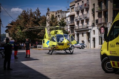 L'helicòpter del SEM que ha traslladat la castellera de la Vella de Valls després d'una caiguda a la diada de Sant Fèlix.
