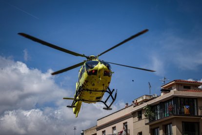 L'helicòpter del SEM que ha traslladat la castellera de la Vella de Valls després d'una caiguda a la diada de Sant Fèlix.