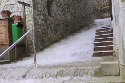 Captura d'un video compartit a les xarxes amb les precipitacions a les escales de La Riba.