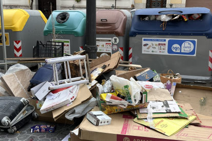 Imagen de basura fuera de unos contenedores que se encuentran llenos en Tarragona.