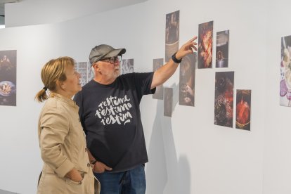 Pep Escoda i Nani Nolla aquest dimecres a la Sala Àgora acabant de muntar l’exposició.