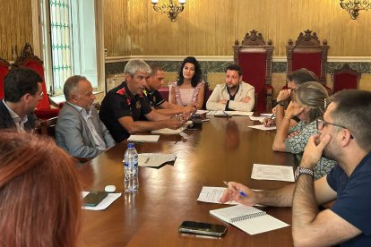 Imatge de la reunió entre l'alcalde Viñuales i els veïns del carrer Orosi per explicar novetats del dispositiu policial.