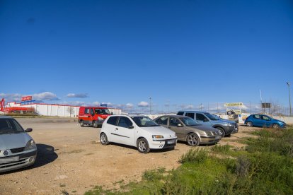 Imatge d’arxiu de la zona d’aparcament que hi ha a l’entrada del barri de la Floresta, que actualment és un descampat amb desnivells