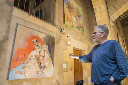Josep Maria Rosselló davant la peça ‘Anghiari & Guernika’, exposada al pati gòtic del Palau del Cambrer de Tarragona. Gerard Martí
