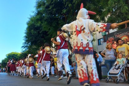 Imatge de la cercavila de la 40a Mostra de Folklore Viu