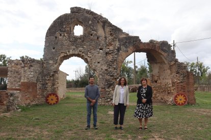 La regidora de Cultura de Constantí, la directora del MNAT i el secretari de l'associació Septimani Seniores al conjunt romà de Centcelles.