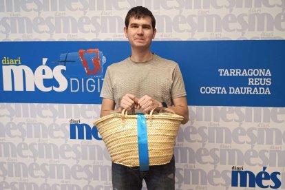 Galderic Torres Roig amb la cistella de Caprabo i Diari Més.