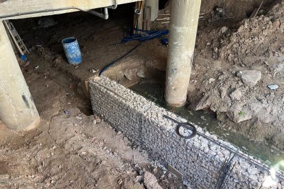 Imatge de les terres remogudes i de les gàbies que s’havien d’utilitzar per reforçar les parets a sobre de les restes arqueològiques.