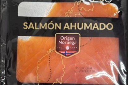 L'agència de seguretat alimentària alerta de la presència del bacteri listèria monocitògena en paquets de salmó fumat.