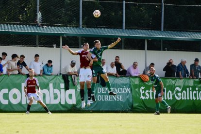 Pablo Fernández lluitant per una pilota.