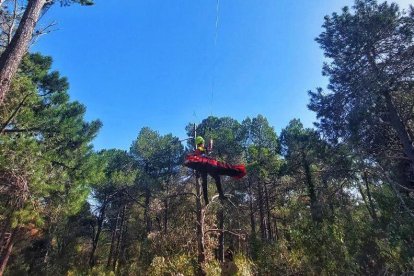 Imatge del rescat de l'excursionista indisposat mentre feia el camí cap al barranc de la Pasquala