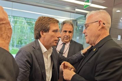 L'alcalde de Madrid Martínez-Almeida (PP) amb el batlle de Salou, Pere Granados (PSC).