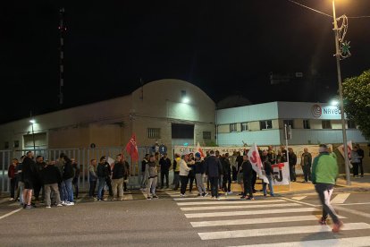 Treballadors de Navec protestant davant de les instal·lacions de l'empresa a La Pobla de Mafumet.