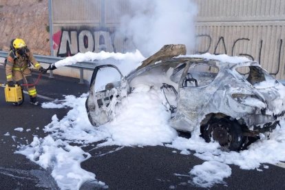 Imatge del cotxe calcinat.