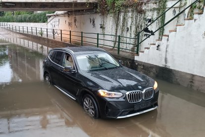 El cotxe que ha quedat atrapat sota el pont