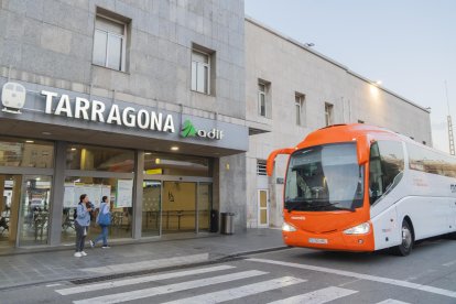 Imatge d'un autobús davant l'estació de trens de Tarragona