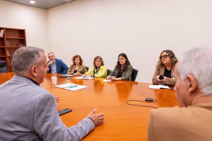 Fotografia de la trobada entre els representants veïnals i Junts per Catalunya.