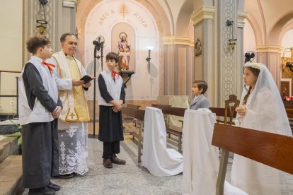 El Marc i la Yulia faran el paper del Josep i l’Eugènia, dos pallaresencs nascuts el 1891. Al costat, assaig de la recreació de la Primera Comunió.