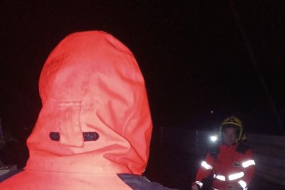 Imatge dels bombers que han rescatat 4 persones al Catllar.