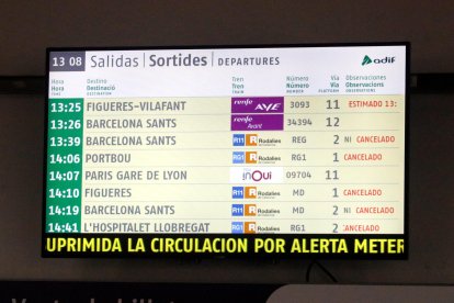 Detall d'una pantalla informativa amb la suspensió dels trens de Rodalies arran de la dana.