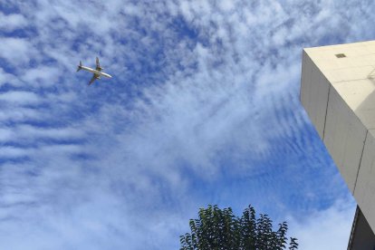 Imatge de l'avió de Vueling sobrevolant Vila-seca.