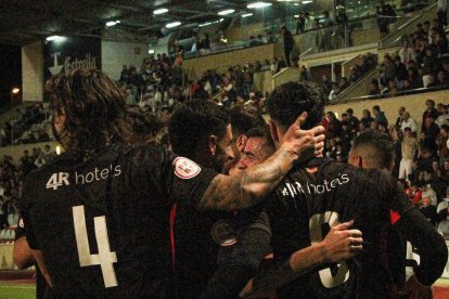 Els jugadors del Reus celebrant la victòria