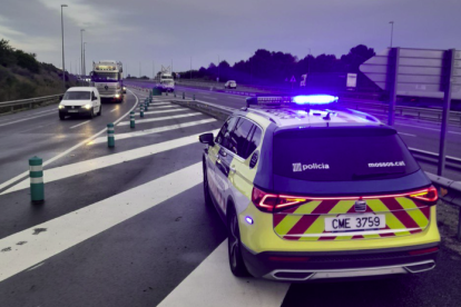 Una patrulla de Mossos controla el trànsit en una carretera tarragonina.