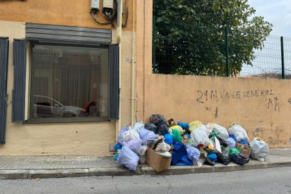 Brossa acumulada als carrers de l'Arboç.