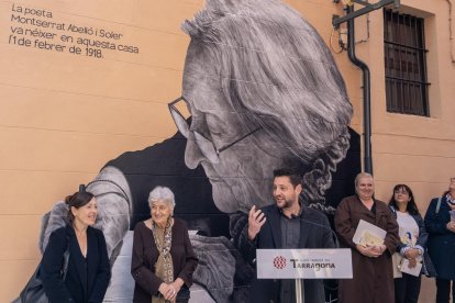 Imatge de la inauguració del nou mural dedicat a Montserrat Abelló