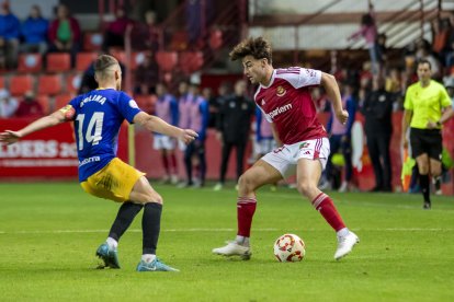 David Concha, encarant al capità de l’Andorra Sergio Molina, durant el duel del darrer diumenge al Nou Estadi.