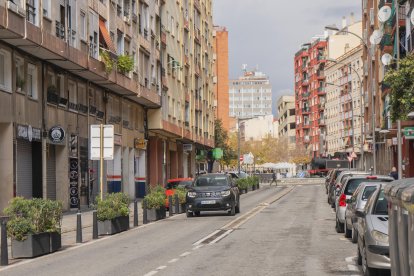 Fotografia del carrer Escultor Rocamora que es preveu vianalitzar en el context del projecte de reordenació del Carrilet.