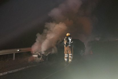 Imatge del cotxe incendiat a Amposta