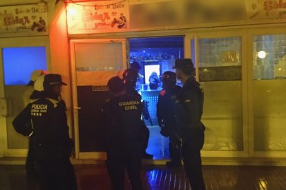 Imatge dels agents a la porta del local d'oci nocturn inspeccionat a Torredembarra.