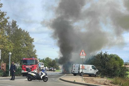 Imatge del camió incendiat.