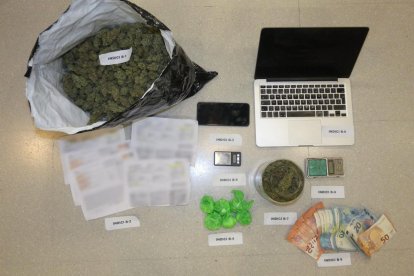 Droga y objetos intervenidos durante las entradas en Tortosa.