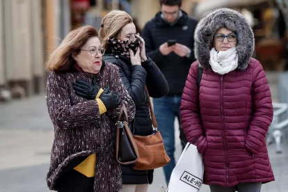 Tres mujeres protegidas contra el viento y el frío.