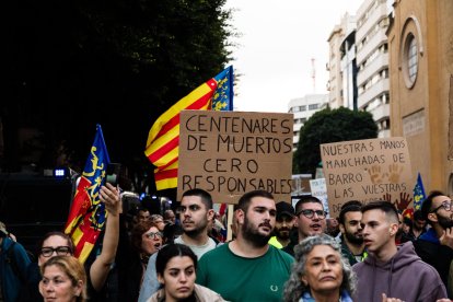 Un cartell lamenta la falta d'assumpció de responsabilitats per la gestió de la gota freda al País Valencià
