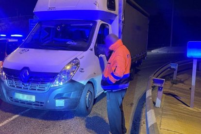 L'home va donar una taxa de 0,84 mg/l, gairebé sis vegades la permesa a conductors professionals.