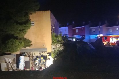 Els bombers treballant en l'incendi.