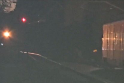 Captura del vídeo en què es pot observar el tren parat i la llum del tren que arriba en direcció contrària